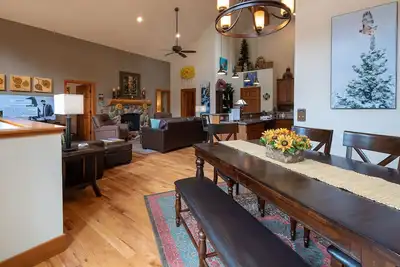 Image de Beautiful, Spacious, & Clean Family Home! Close to Rocky Mtn N. P. , and Ymca