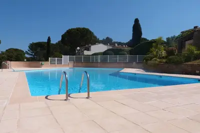 Image de Mazet dans un domaine avec piscine et terrain de tennis