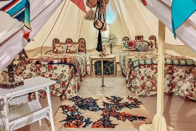 Image de Group Indoor Glamping at Lone Star Glamp Inn in Round Top, Texas