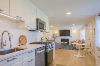 Image de Walk to your Private Beach- Linens Included! Modern Coastal Charm!