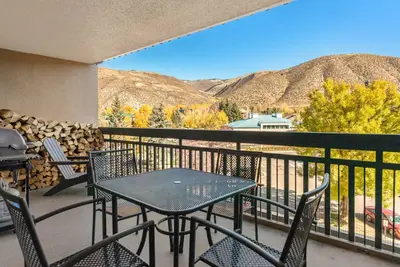 Image de Plan Ahead for Winter! Enjoy an Intimate Getaway, Near Shops, Dining & Mountain!
