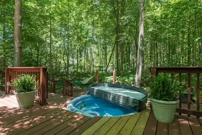 Image de In the Trees- Relaxing getaway with hot tub! 400ft to private Lake Access!