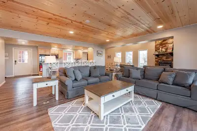 Image de New! Sunnyside Up: Lakefront, Private Dock, A/C, Fire Pit, Pool Table!