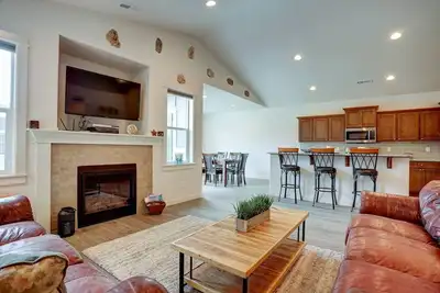 Image de Fantastic Family Friendly Home w/ Moutain View, Huge Fenced yard, Private Backyard and Patio, A/