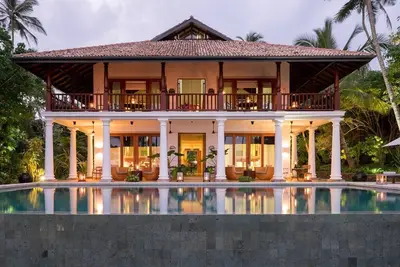Image de front de mer de luxe pvt Villa 4 Br au complet Piscine à débordement 8-12 pax