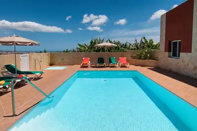 Image de 3 to 7 bedrooms with private heated pool and jacuzzi