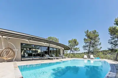 Image de Promo Superbe et spacieuse propriété avec piscine et spa 7 chambres