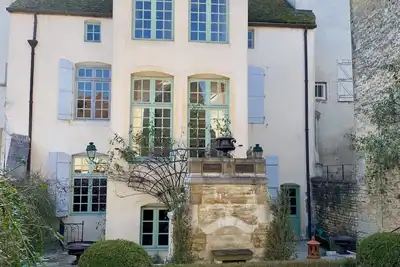 Image de Maison Monument historique et son jardin de buis taillés