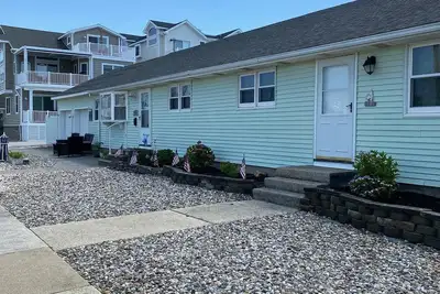 Image de This adorable south side of a duplex has 2 bedrooms and one bathroom