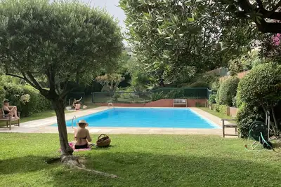 Image de location saisonnière appartement avec terrasse vue mer, résidence avec piscine