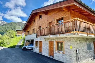 Spacious Chalet with outside Hot tub in 4Vallées ski resort in La Tzoumaz.