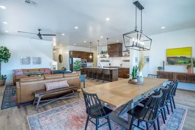 Image de Arcadia 50 | Shuffleboard * Sleeps 22 * Views of Red Rocks