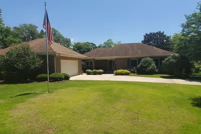 Image de Gorgeous house on pond 4 minute drive to beach