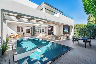Villa Fendi By LuxJB 🏆 Heated Pool • Jacuzzi • Gym • Rooftop Deck