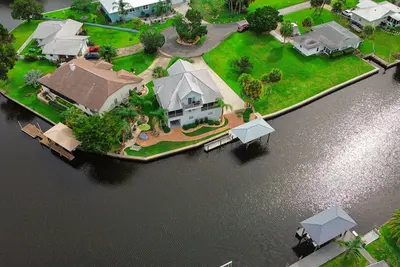 Image de Spacious Waterfront Luxury Home w dock, kayaks & bicycles bring your boat!