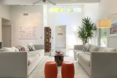 Image de Beautiful modern beach house with swimming pool. 3 minutes from bay beaches.