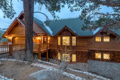 Image de Cooper's Hideaway. Stunning Log Home in Moonridge. Close to Everything w/ Amazing Views. Hot Tub. Ac