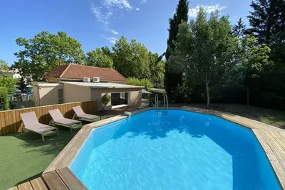 Image de La Villa Claire : Charme et Tradition en Provence, Piscine et Climatisation