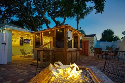 Image de Tropical Hawaiian Cottage 5 minute walk to beach, 3 bedroom, 2 bathrooms, unique décor and Hot Tub