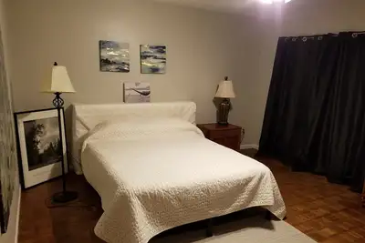 Image de Master bedroom with private bath and entrance near Iah airport