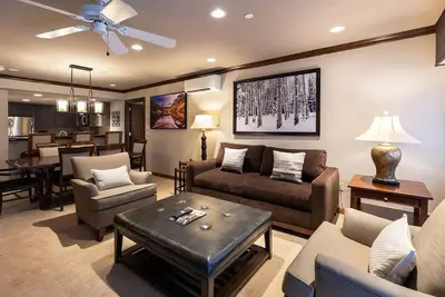 Image de St. James Place- Lux Ski Condo in Bc Village- soaking tub, indoor Pool, Hot tubs