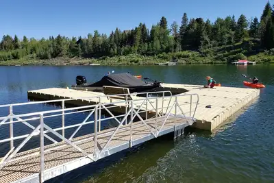Image de Waterfront on Henry's Lake - 10 bedroom 7 bathroom home