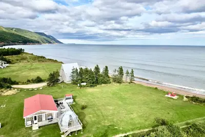 Image de Blissful Beachfront Bungalow. Beach- Hot tub & Sauna-All Weather Dome-Private