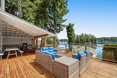 Image de 2-Story Lakefront Home w\/Furnished Deck, Beach Access, Free WiFi, Foosball Table