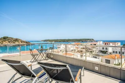 Image de \"Apartamento en Es Grau con vistas\" avec vue sur la mer, climatisation, Wi-Fi, terrasse et balcon.