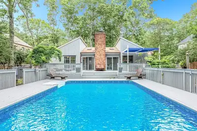 Image de Charming, spacious 3 bedroom, 3 bath East Hampton Springs house