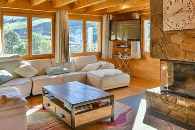 Image de Chalet indépendant spacieux, 18 pers, 7 chambres, wifi, proche commerces!