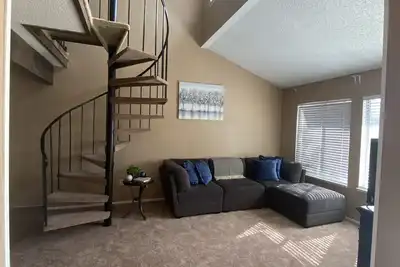 Image de Contemporary Peaceful Getaway with Ample Parking