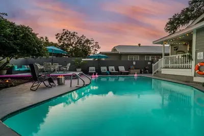 Image de 🦩Flamingo Haven! Luxury Home with Private Heated Pool and Amenities Galore!