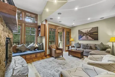 Image de Spacious Town Home, Short Walk to Lifts, Private Hot Tub 144c