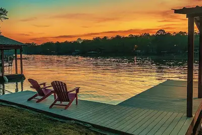 Image de Beautiful Home Right On Lake Hamilton! Hot Tub! Covered Boat Slip! Waterfall! !