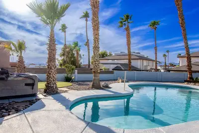 Image de Oasis Home with Pool and Hot Tub