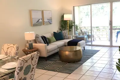 Image de Newly Renovated Condo at the Beach