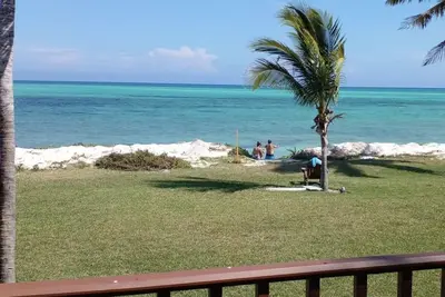 Image de Cobalt electric blue water views directly on the beach.