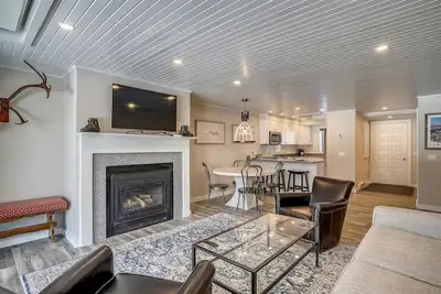Image de Lodge Condo 16: 2 br, a/c, summer pool, fireplace, free ski shuttle!