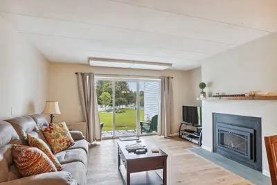 Image de Lodge Condo 26: slopeside 2 br, fireplace, free ski shuttle, summer pool!