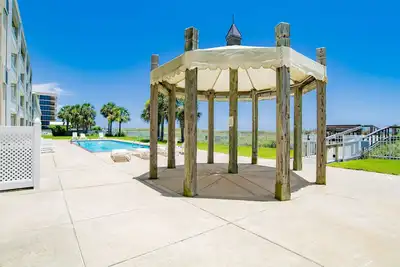 Image de SunTime at the Beach! Updated 2nd Floor Unit! Great Views of 2 Pools and Gulf!
