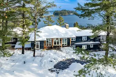 Image de Incredible 9 bdrm, 9 bath, Tennis Court! Nanny Suite! Gym! Lake Muskoka! ! !