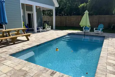 Image de Sand pail Beach Cottage🏖️-new 3+/2. 5 house- steps to the beach-private pool- 5⭐️