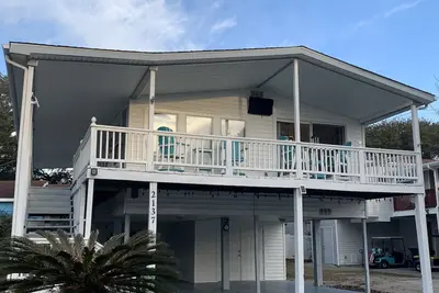 Image de Updated House 3min walk to private beach access/parking-Sleeps 10- gated comm.