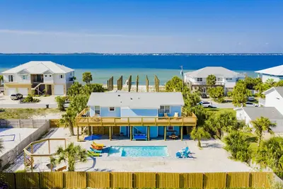 Image de Beach Home - Game Room - Private Pool - 5 min walk to beaches - Pet friendly