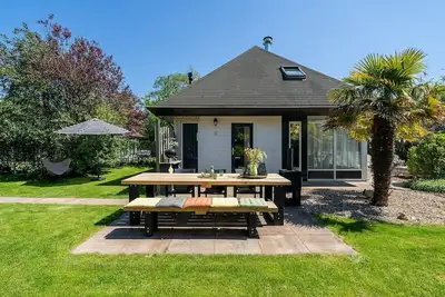 Image de Idyllic vacation home on quiet vacation park with fenced garden.