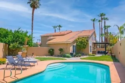 Image de Private 4br + Den with Pool 13Min From Strip