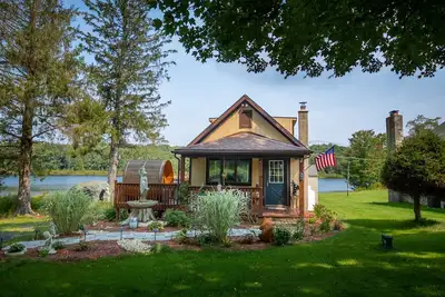 Image de Hot Tub, Sauna and More at the Cozy Lakefront Chalet in Pa’s Pocono Mountains