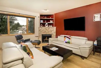 Image de Avon| Walk to Shops & Restaurants| Ski Shuttle to Beaver Creek & Vail Slopes