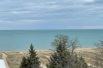 Image de On Lake Shore Drive, Across St From Beach & Beach Stop, Lake Mi Views